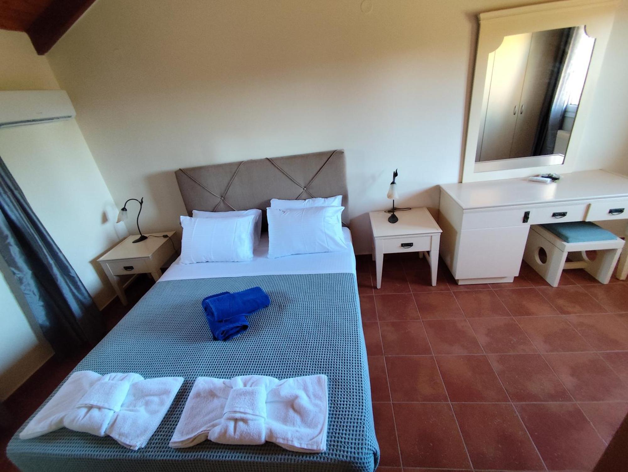 Villa Epta Karpi Complex Of 7 Luxury Skriperon